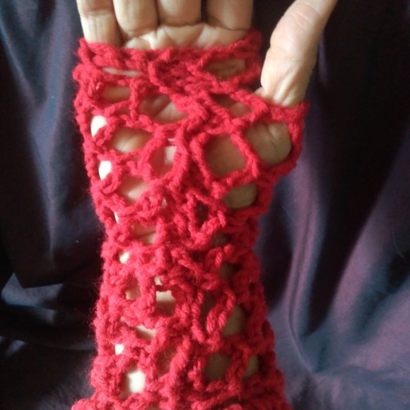 Spiderella gloves (in red) - Picture 3 of 6